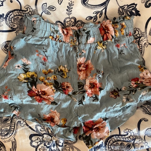 floral flowy shorts! - Picture 2 of 3